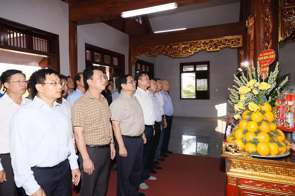 Cũng trong ngày 15/7, Thủ tướng Phạm Minh Chính đã đến dâng hương tưởng niệm Chủ tịch Hồ Chí Minh tại Di tích Lịch sử Thanh niên Xung phong Nà Tu. (Ảnh: Dương Giang/TTXVN)