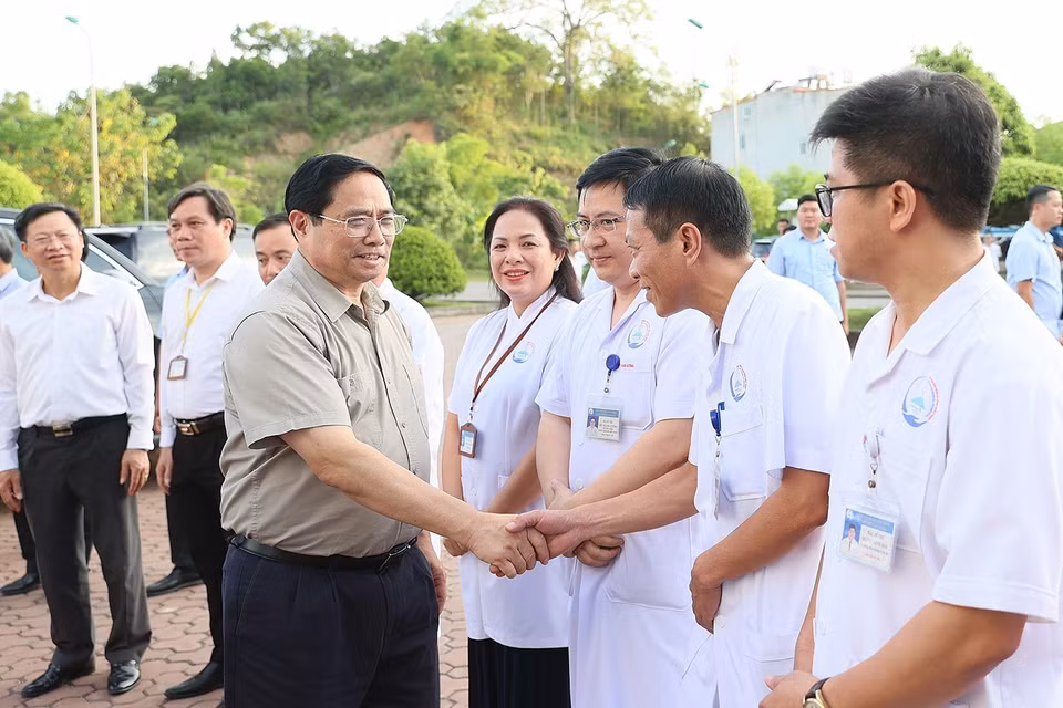 Đội ngũ y bác sỹ được bổ sung đầy đủ, giỏi chuyên môn, giàu trách nhiệm, làm chủ các kỹ thuật mới, đặc biệt là kỹ thuật cao.(Ảnh: Dương Giang/TTXVN)