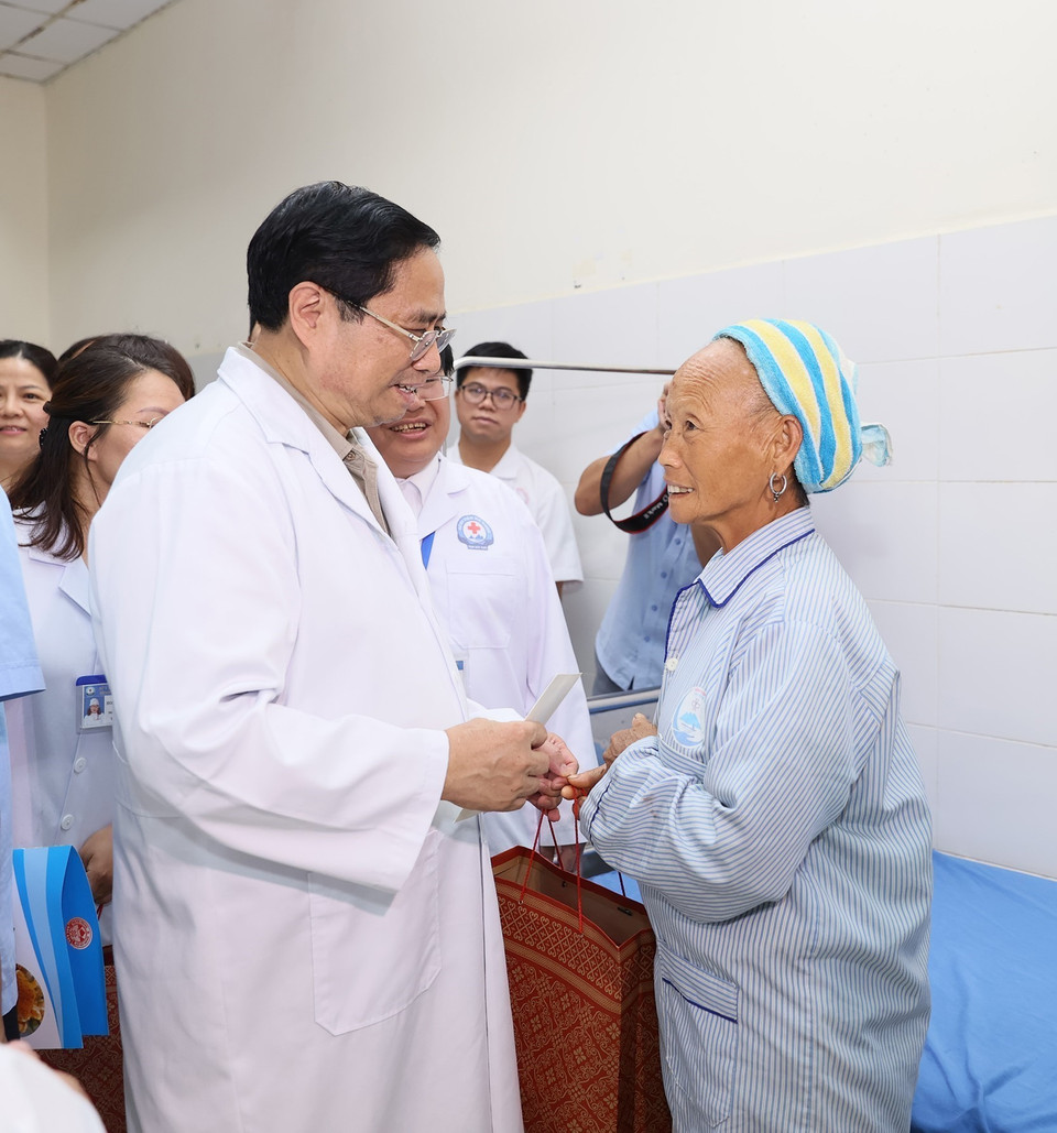 Thăm Bệnh viện đa khoa tỉnh Bắc Kạn, Thủ tướng ân cần thăm hỏi các bệnh nhân và người nhà bệnh nhân về chất lượng khám chữa bệnh và thái độ phục vụ người bệnh của đội ngũ y bác sỹ bệnh viện; chúc người bệnh yên tâm điều trị, sớm khỏi bệnh. (Ảnh: Dương Giang/TTXVN)