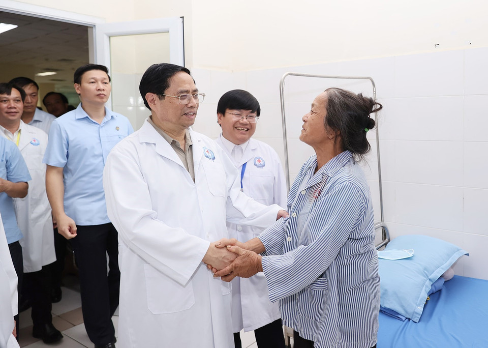  Thủ tướng vui mừng được biết bệnh viện được xây dựng, đưa vào hoạt động từ năm 2016, có quy mô 500 giường, với nhiều trang thiết bị y tế hiện đại. (Ảnh: Dương Giang/TTXVN)