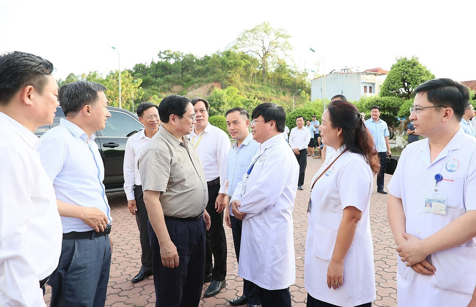 Thủ tướng Phạm Minh Chính với các bác sỹ, y sỹ Bệnh viện đa khoa tỉnh Bắc Kạn. (Ảnh: Dương Giang/TTXVN)
