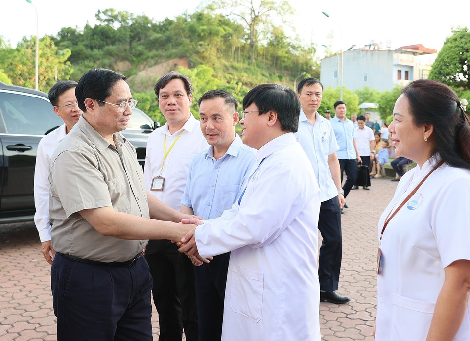 Thủ tướng Phạm Minh Chính với các bác sỹ, y sỹ Bệnh viện đa khoa tỉnh Bắc Kạn. (Ảnh: Dương Giang/TTXVN)