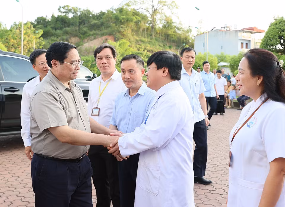 Thủ tướng Phạm Minh Chính với các bác sỹ, y sỹ Bệnh viện đa khoa tỉnh Bắc Kạn. (Ảnh: Dương Giang/TTXVN)