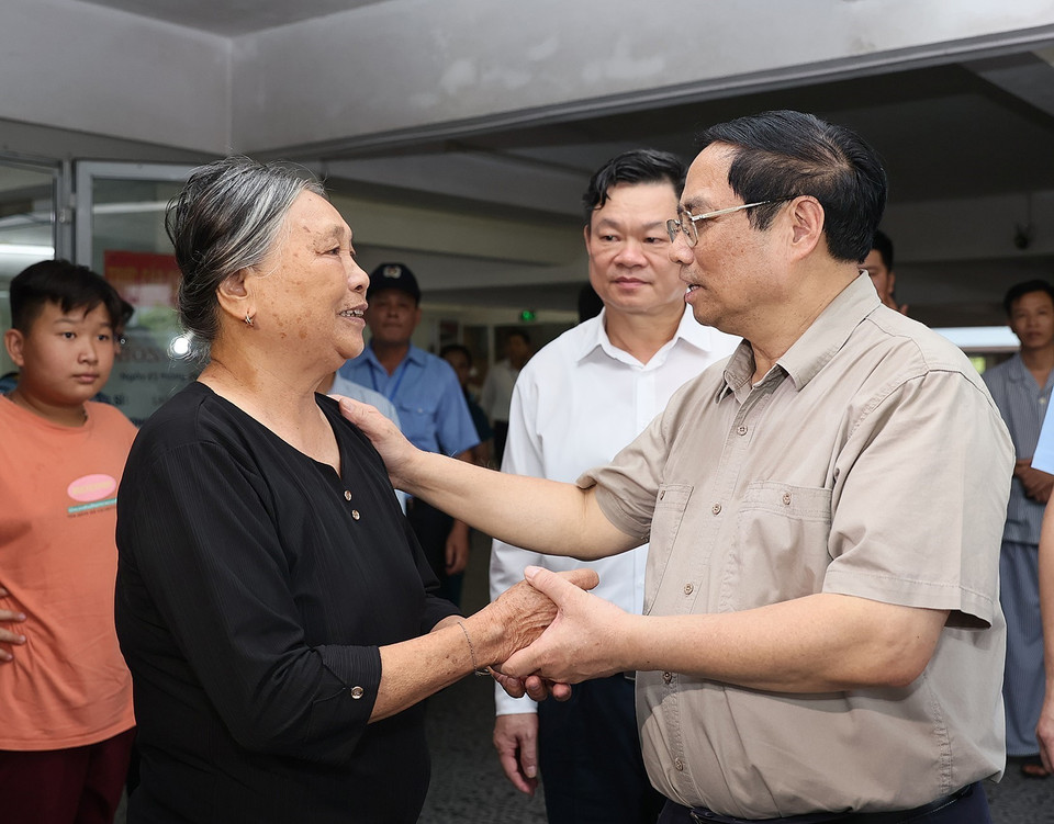 Thủ tướng Phạm Minh Chính thăm bệnh nhân đang điều trị tại Bệnh viện đa khoa tỉnh Bắc Kạn. (Ảnh: Dương Giang/TTXVN)