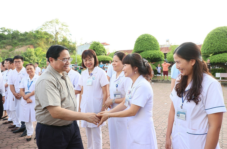Thủ tướng Phạm Minh Chính với các bác sỹ, y sỹ Bệnh viện đa khoa tỉnh Bắc Kạn.(Ảnh: Dương Giang/TTXVN)