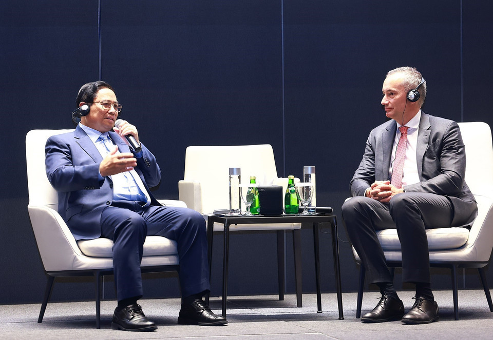 Thủ tướng Phạm Minh Chính đối thoại với lãnh đạo và học viên Học viện Ngoại giao Anwar Gargash.(Ảnh: Dương Giang/TTXVN)