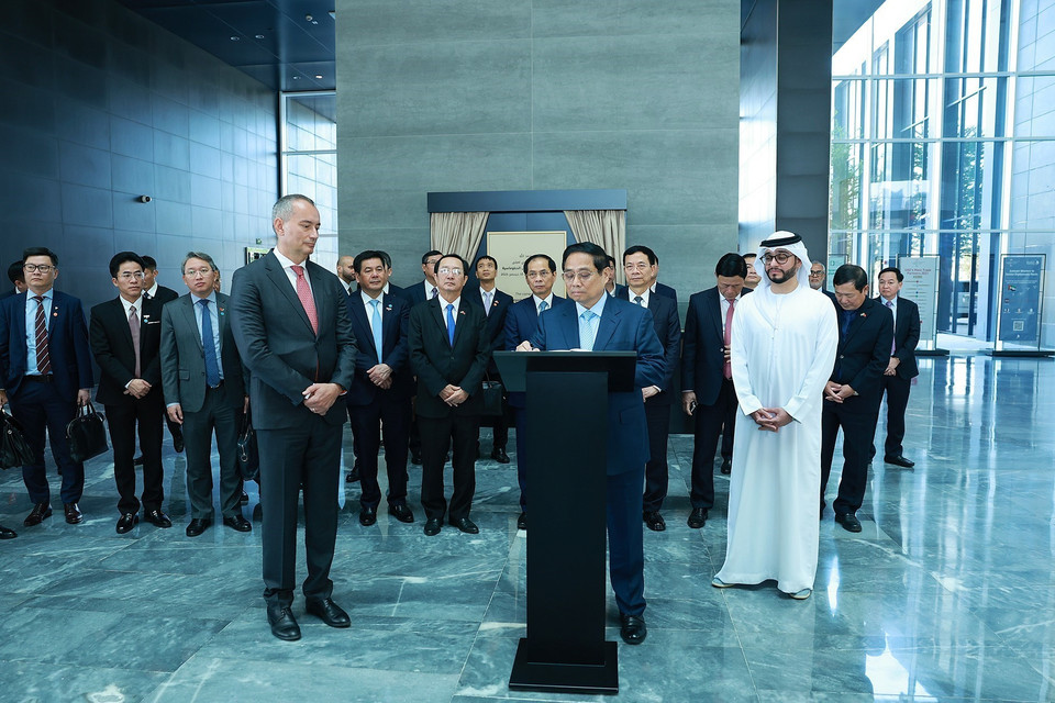 Thủ tướng Phạm Minh Chính viết lưu bút khi đến tham dự và phát biểu chính sách tại Học viện Ngoại giao Anwar Gargash. (Ảnh: Dương Giang/TTXVN)