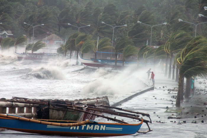 Sóng lớn khi bão Haiyan đổ bộ thành phố Legaspi, tỉnh Albay, phía nam thủ đô Manila ngày 8/11. (Nguồn: AFP/TTXVN)