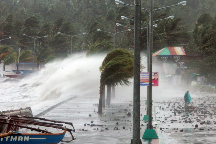 Sóng lớn khi bão Haiyan đổ bộ thành phố Legaspi, tỉnh Albay, phía nam thủ đô Manila ngày 8/11. (Nguồn: AFP/TTXVN)