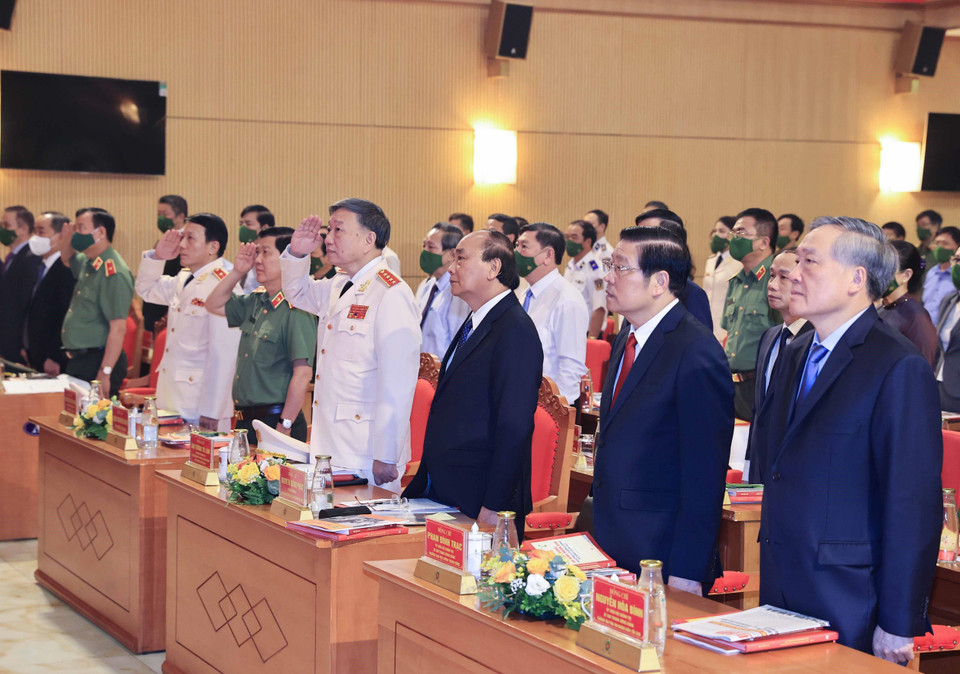 Chủ tịch nước Nguyễn Xuân Phúc và các đại biểu thực hiện nghi lễ chào cờ. (Ảnh: Thống Nhất/TTXVN)