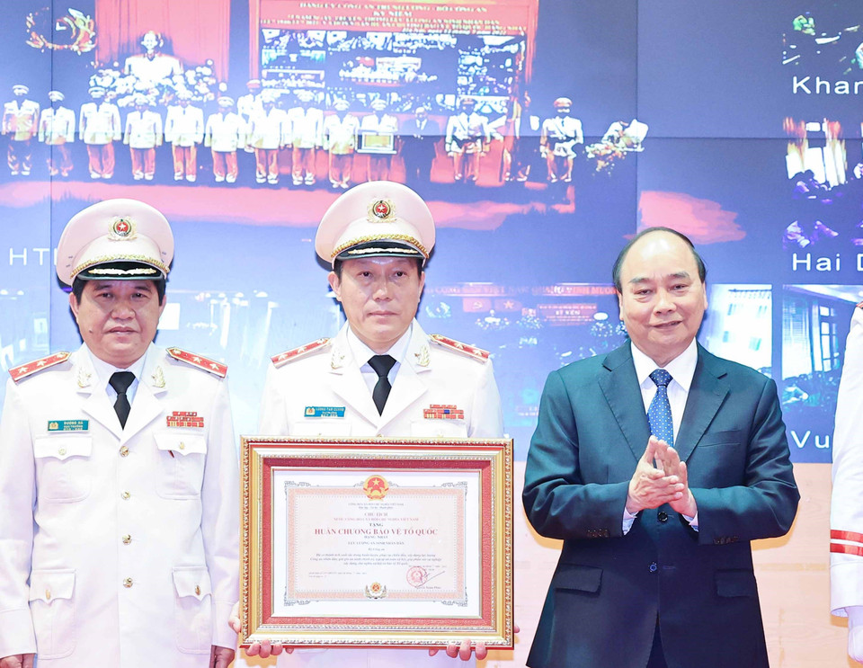Chủ tịch nước Nguyễn Xuân Phúc trao tặng Huân chương Bảo vệ Tổ quốc hạng Nhất cho lực lượng An ninh nhân dân. (Ảnh: Thống Nhất/TTXVN) (Ảnh: Thống Nhất/TTXVN)