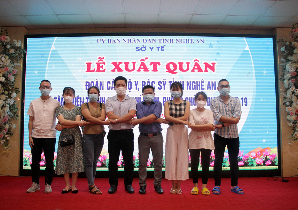 Cán bộ, y bác sỹ tỉnh Nghệ An quyết tâm cùng Thành phố Hồ Chí Minh chóng dịch COVID-19. (Ảnh: Văn Tý/TTXVN)