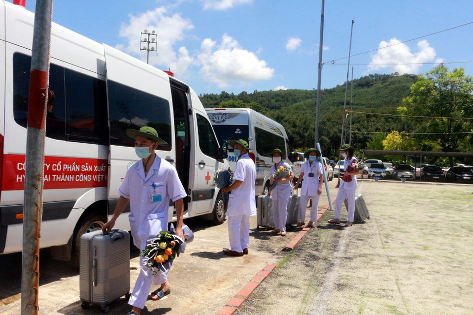 Các y bác sỹ tỉnh Quảng Ninh lên đường chi viện cho Thành phố Hồ Chí Minh. (Ảnh: TTXVN/phát)