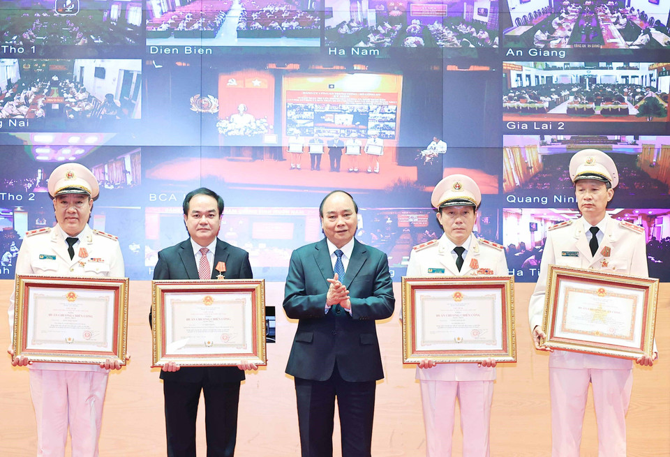 Chủ tịch nước Nguyễn Xuân Phúc trao tặng Huân chương Quân công hạng Nhất, hạng Ba cho các cá nhân trong và ngoài lực lượng An ninh nhân dân. (Ảnh: Thống Nhất/TTXVN)