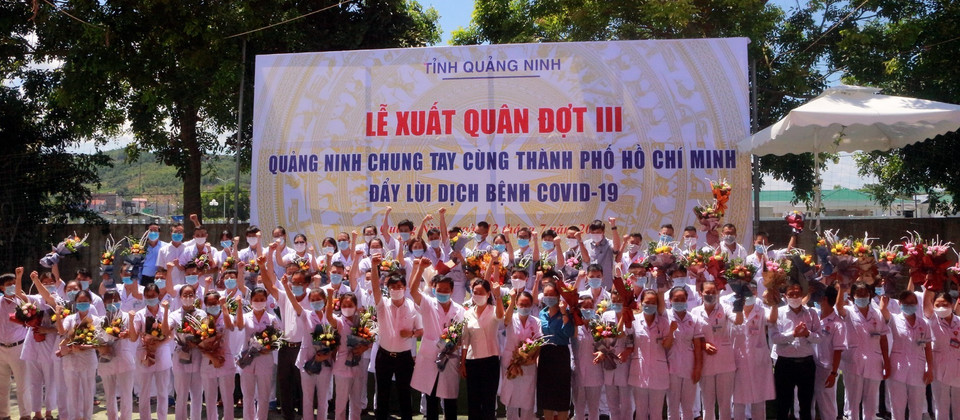 Các bác sỹ tỉnh Quảng Ninh thể hiện sự quyết tâm cùng Thành phố Hồ Chí Minh khống chế dịch COVID-19. (Ảnh: TTXVN/phát)