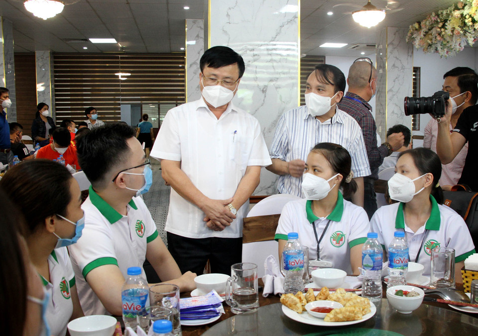 Ông Bùi Đình Long (giữa), Phó Chủ tịch Ủy ban Nhân dân tỉnh Nghệ An, thăm hỏi, động viên các y, bác sỹ trước khi lên đường tăng viện cho Thành phố Hồ Chí Minh chống dịch. (Ảnh: Văn Tý/TTXVN)