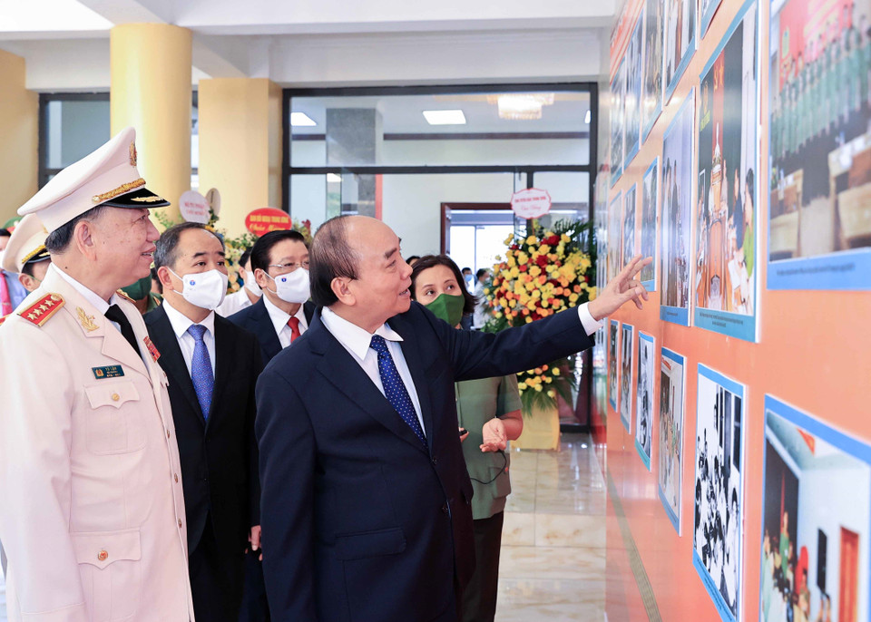 Chủ tịch nước Nguyễn Xuân Phúc tham quan trưng bày ảnh về các hoạt động của lực lượng An ninh nhân dân. (Ảnh: Thống Nhất/TTXVN)