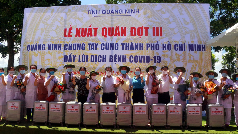 Các bác sỹ tỉnh Quảng Ninh thể hiện sự quyết tâm cùng Thành phố Hồ Chí Minh khống chế dịch COVID-19. (Ảnh: Văn Tý/TTXVN)