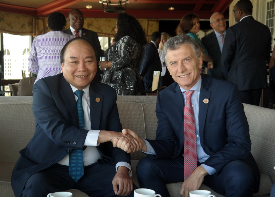 Thủ tướng Nguyễn Xuân Phúc gặp Tổng thống Argentina Mauricio Macri. Ảnh: TTXVN