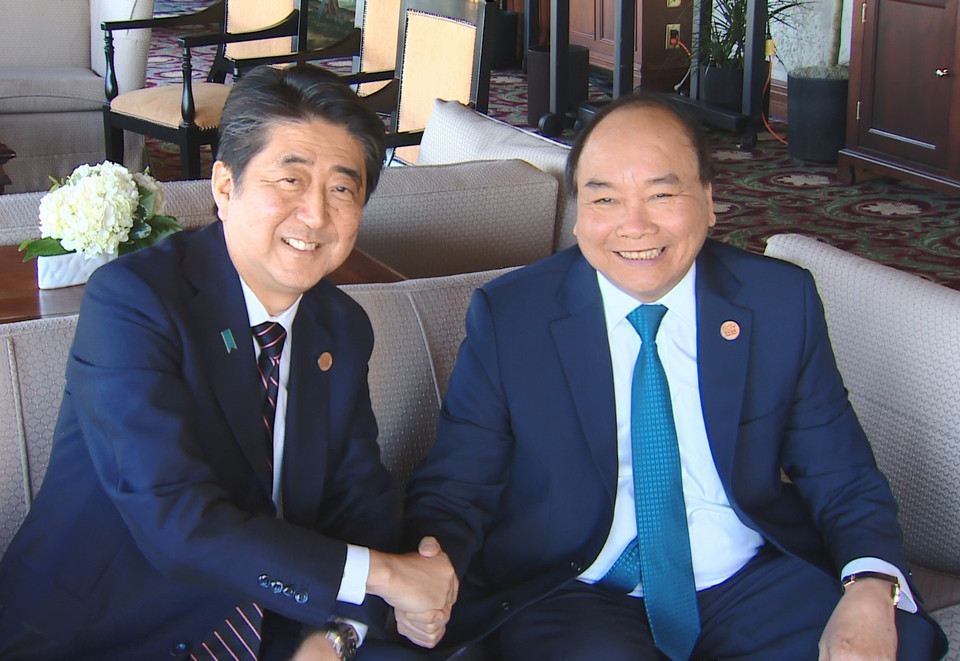 Thủ tướng Nguyễn Xuân Phúc gặp Thủ tướng Nhật Bản Shinzo Abe. (Ảnh: TTXVN)