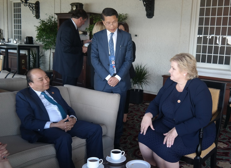 Thủ tướng Nguyễn Xuân Phúc gặp Thủ tướng Na Uy Erna Solberg. (Ảnh: Thống Nhất/TTXVN)