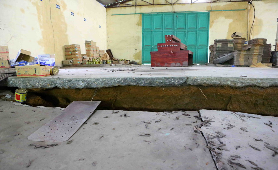 Nền nhà nứt toác, vỡ rời. (Ảnh: Thành Đạt/TTXVN)