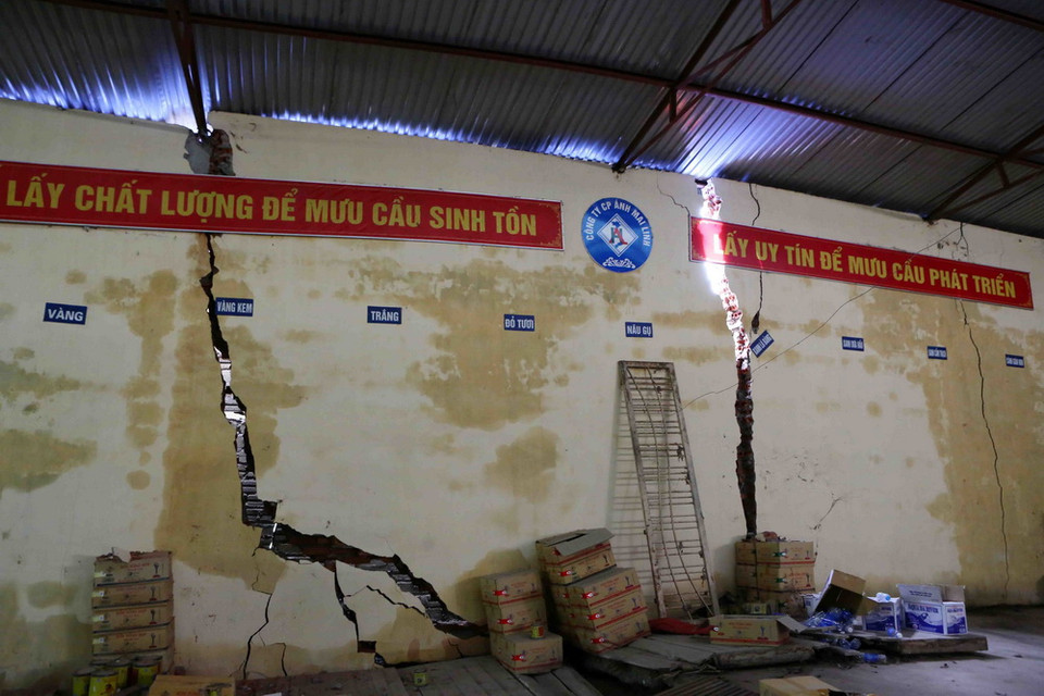 Hiện trường các hộ dân tại xã bị sạt lở và rạn nứt do mưa lũ kéo dài. (Ảnh: Thành Đạt/TTXVN)