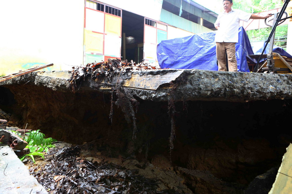 Hàm ếch trước sân sẵn sàng kéo ngôi nhà đổ sụp (Ảnh: Thành Đạt/TTXVN)