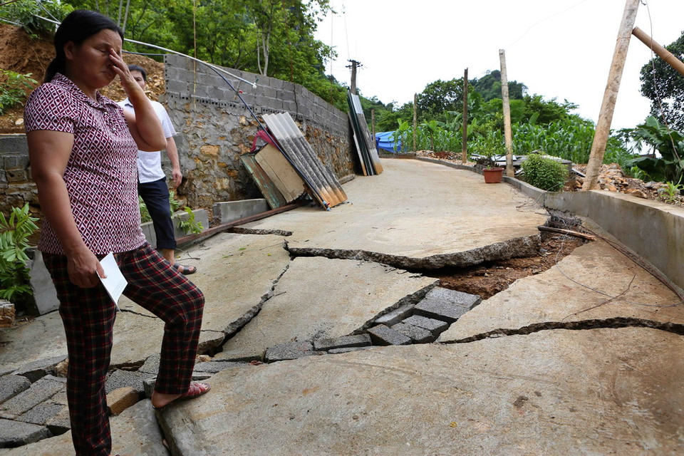  Người dân buồn bã trước nguy cơ mất nhà do thiên tai. (Ảnh: Thành Đạt/TTXVN)
