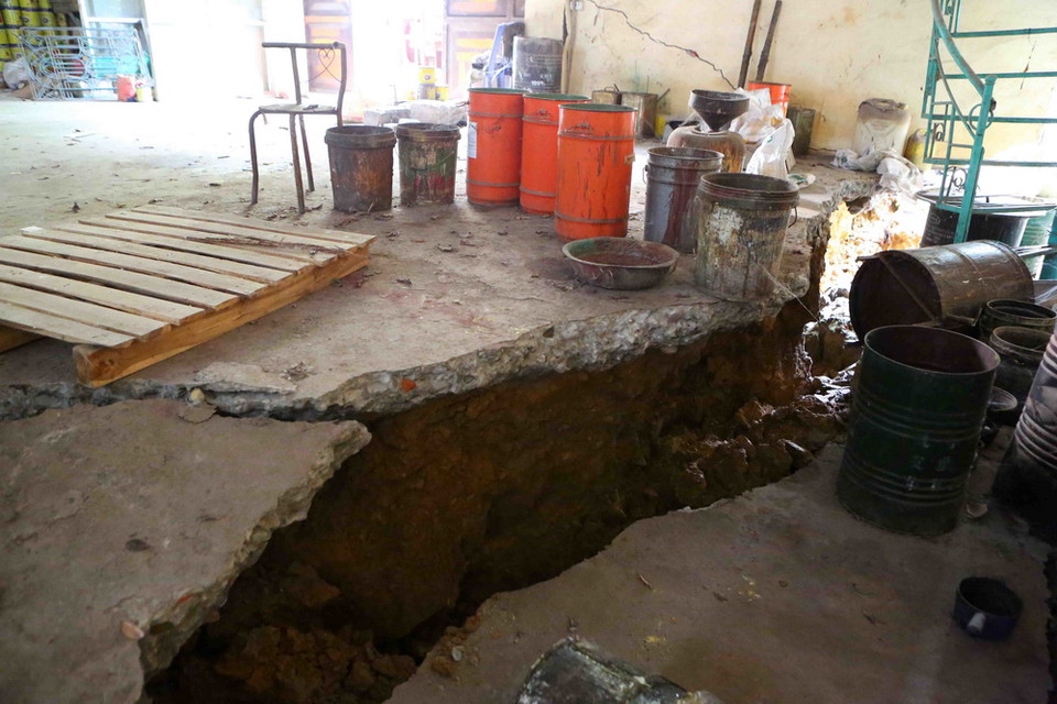 Khe nứt đáng sợ cắt ngang ngôi nhà. (Ảnh: Thành Đạt/TTXVN)