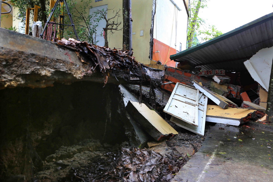  Mối nguy hiểm sập nhà có thể xảy ra bất cứ lúc nào. (Ảnh: Thành Đạt/TTXVN)