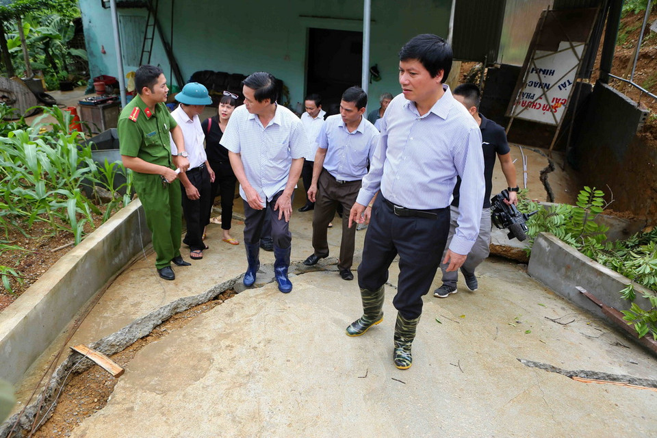  Đoàn lãnh đạo tỉnh Hoà Bình đến kiểm tra khu vực bị sạt lở. (Ảnh: Thành Đạt/TTXVN)