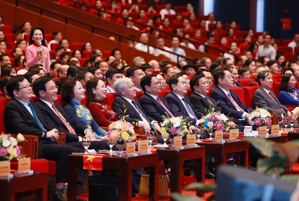 Lãnh đạo Đảng, Nhà nước và các đại biểu dự Hội nghị biểu dương, tôn vinh điển hình tiên tiến toàn quốc. (Ảnh: Dương Giang/TTXVN)