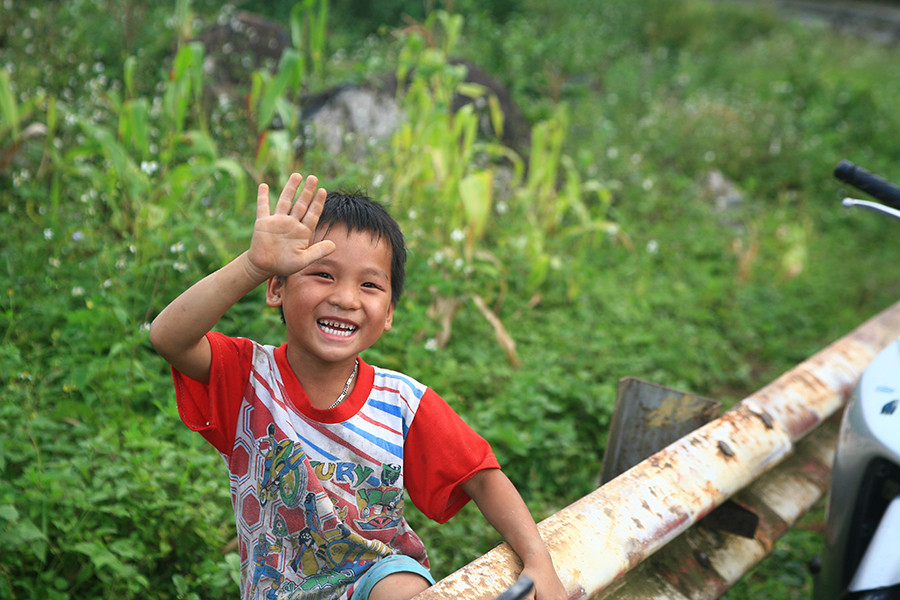 Chỉ cần được chụp ảnh là thấy vui rồi. (Ảnh: Minh Sơn/Vietnam+)