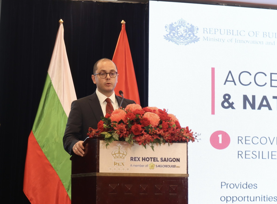 Ông Krasimir Yakimov, Thứ trưởng Bộ Đổi mới và Tăng trưởng Bulgaria thông tin môi trường đầu tư của Bulgaria tại diễn đàn. (Ảnh: Xuân Anh/TTXVN)