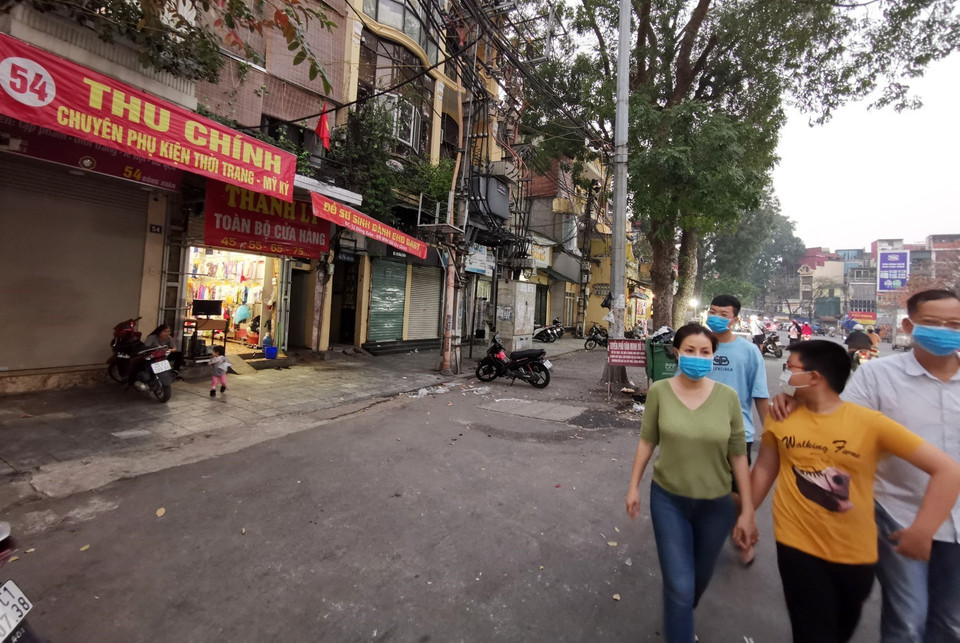 Đóng cửa, thanh lý trả cửa hàng là điều dễ nhận thấy nhất trên các tuyến phố buôn bán của Hà Nội. (Ảnh: Thành Đạt/TTXVN)