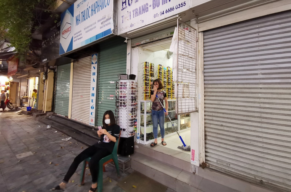 Do ảnh hưởng của dịch COVID-19, các cửa hàng trên phố Đồng Xuân hàng ngày đông đúc nay đã phải tạm đóng cửa hàng loạt. (Ảnh: Thành Đạt/TTXVN)