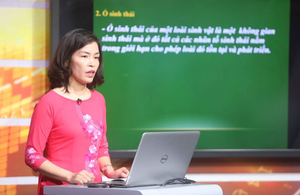 Để thực hiện chương trình, các giáo viên cùng tổ bộ môn đã họp với cán bộ, chuyên viên của Sở Giáo dục và Đào tạo Hà Nội để phân công lịch ghi hình, thống nhất nội dung giảng dạy của từng giáo viên. (Ảnh: Thanh Tùng/TTXVN) 