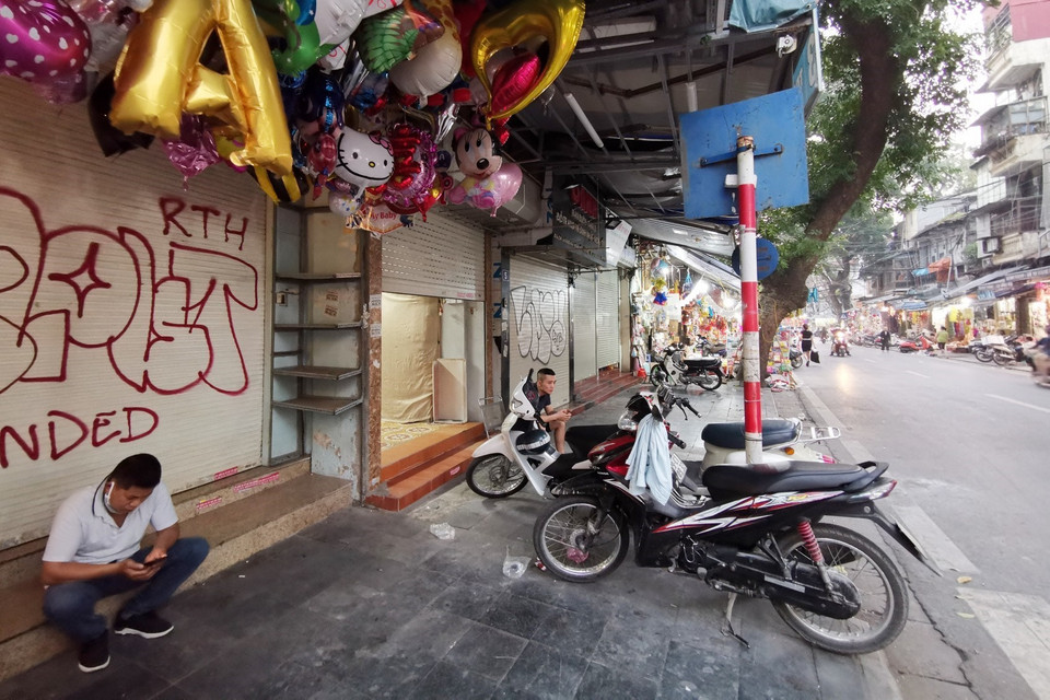 Do ảnh hưởng của dịch COVID-19, một số cửa hàng trên phố Hàng Mã đóng cửa. (Ảnh: Thành Đạt/TTXVN)