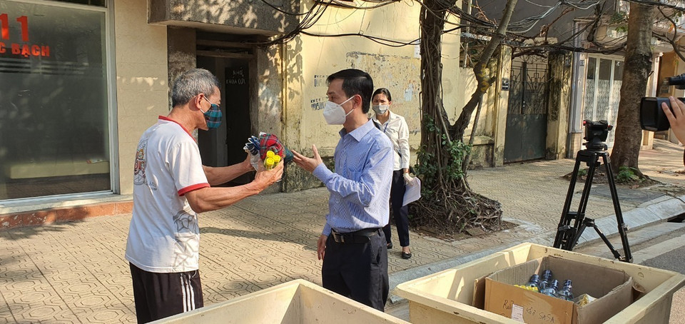 Người dân khu dân cư Trúc Bạch nhận tiếp tế thực phẩm trong thời gian cách ly. (Ảnh: Minh Nghĩa/TTXVN)