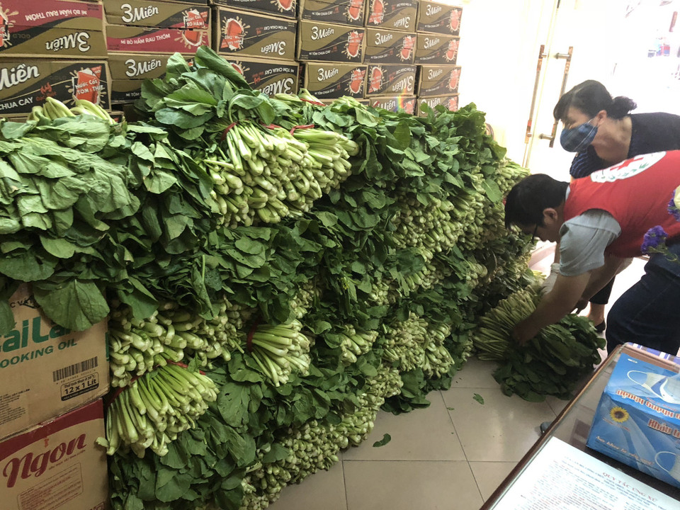 Nhu yếu phẩm được tập kết để phục vục bà con đang cách ly y tế tại khu phố Trúc Bạch. (Ảnh: TTXVN)