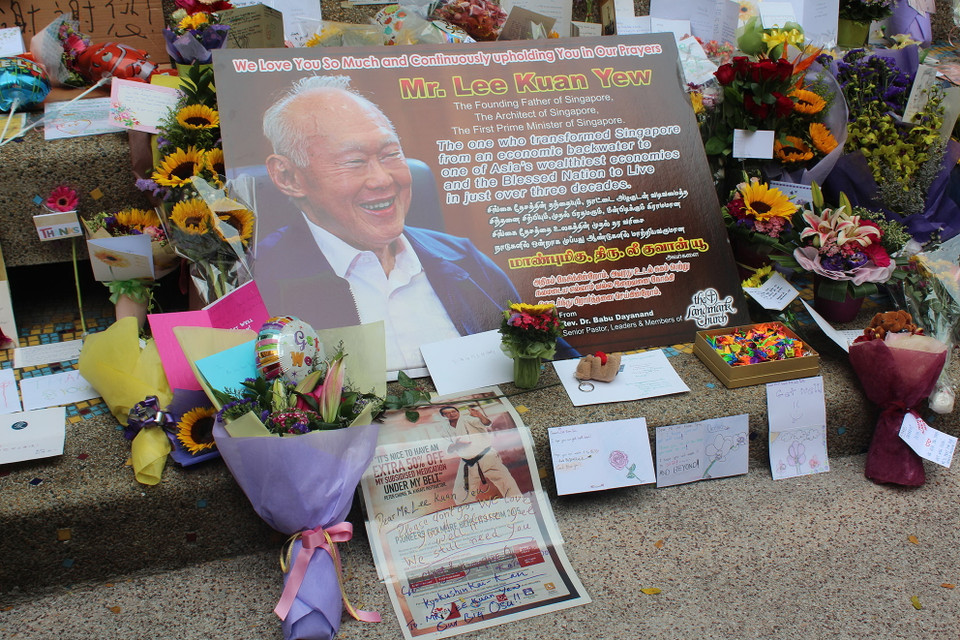 Một số hình ảnh người dân Singapore tới đặt hoa tại bệnh viện mong ông Lý Quang Diệu chóng hồi phục. (Ảnh: Lê Hải, Việt Hải/Vietnam+)