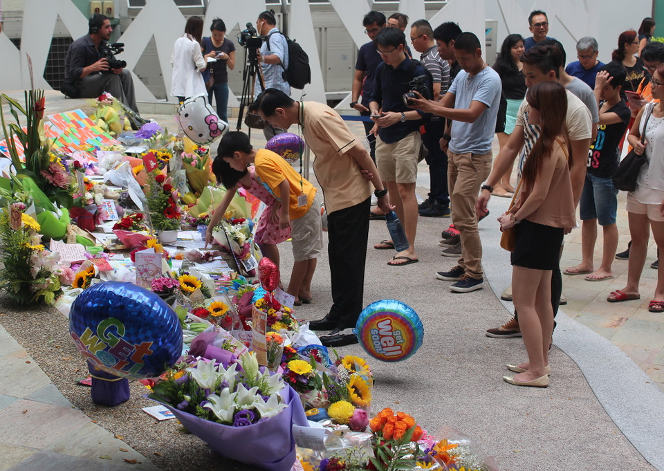 Một số hình ảnh người dân Singapore tới đặt hoa tại bệnh viện mong ông Lý Quang Diệu chóng hồi phục. (Ảnh: Lê Hải, Việt Hải/Vietnam+)