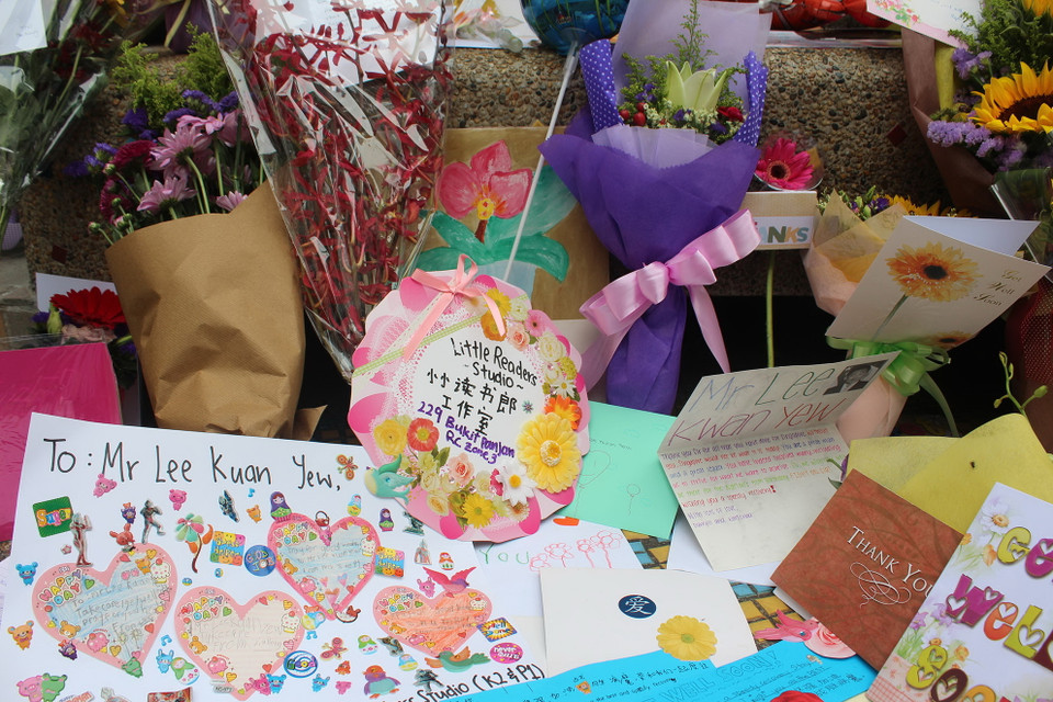 Một số hình ảnh người dân Singapore tới đặt hoa tại bệnh viện mong ông Lý Quang Diệu chóng hồi phục. (Ảnh: Lê Hải, Việt Hải/Vietnam+)