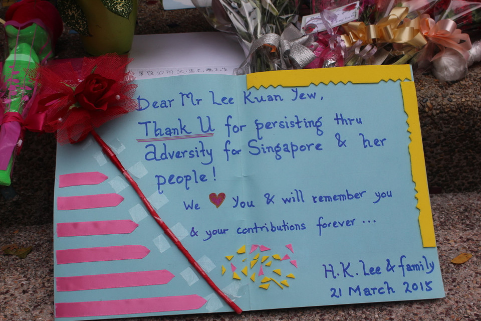 NMột số hình ảnh người dân Singapore tới đặt hoa tại bệnh viện mong ông Lý Quang Diệu chóng hồi phục. (Ảnh: Lê Hải, Việt Hải/Vietnam+)