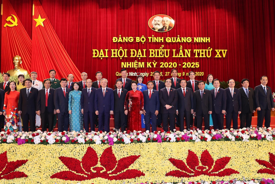 Chủ tịch Quốc hội Nguyễn Thị Kim Ngân và các đồng chí lãnh đạo Đảng, Nhà nước chụp ảnh chung với đại biểu. (Ảnh: Trọng Đức/TTXVN)