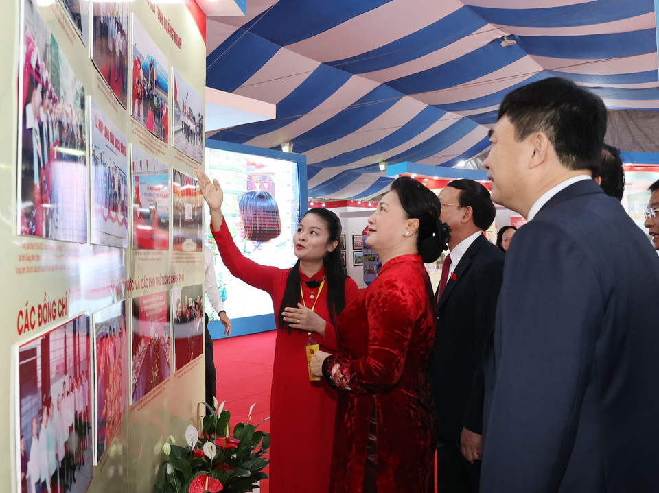 Chủ tịch Quốc hội Nguyễn Thị Kim Ngân tham quan triển lãm thành tựu kinh tế - xã hội tỉnh Quảng Ninh. (Ảnh: Trọng Đức/TTXVN)