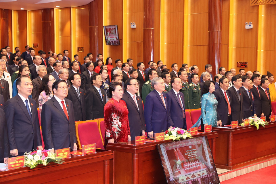 Chủ tịch Quốc hội Nguyễn Thị Kim Ngân và các đại biểu thực hiện nghi lễ chào cờ. (Ảnh: Trọng Đức/TTXVN)