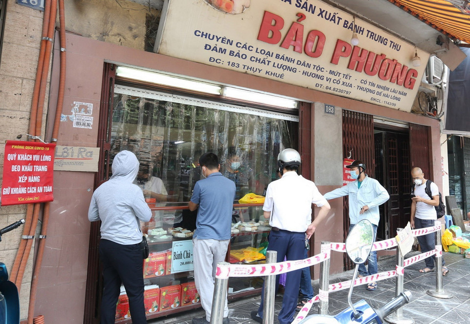 Cửa hàng bánh Trung thu Bảo Phương trên phố Thụy Khuê mọi năm nổi tiếng với cảnh người xếp hàng dài mua bánh thì năm nay chỉ thỉnh thoảng mới có vài ba người đến mua. (Ảnh: Trần Việt/TTXVN)