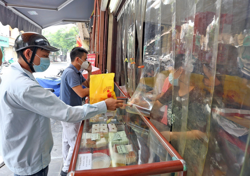 Các quầy bán đều được che chắn giữa người bán và người mua để đảm bảo giãn cách. (Ảnh: Trần Việt/TTXVN)